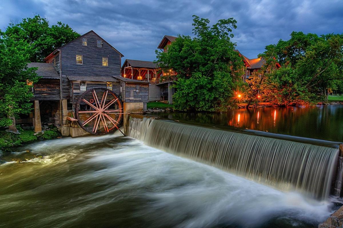 A Stones Throw, You Get 1089 Free Attraction Tickets Per Paid Day, Dollywood And Much More! Pigeon Forge Kültér fotó