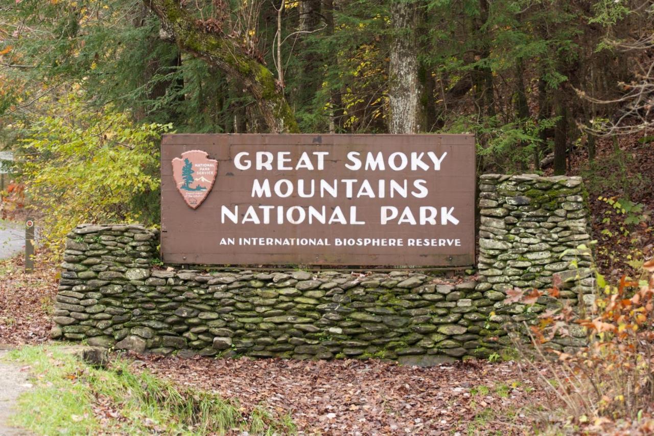 A Stones Throw, You Get 1089 Free Attraction Tickets Per Paid Day, Dollywood And Much More! Pigeon Forge Kültér fotó