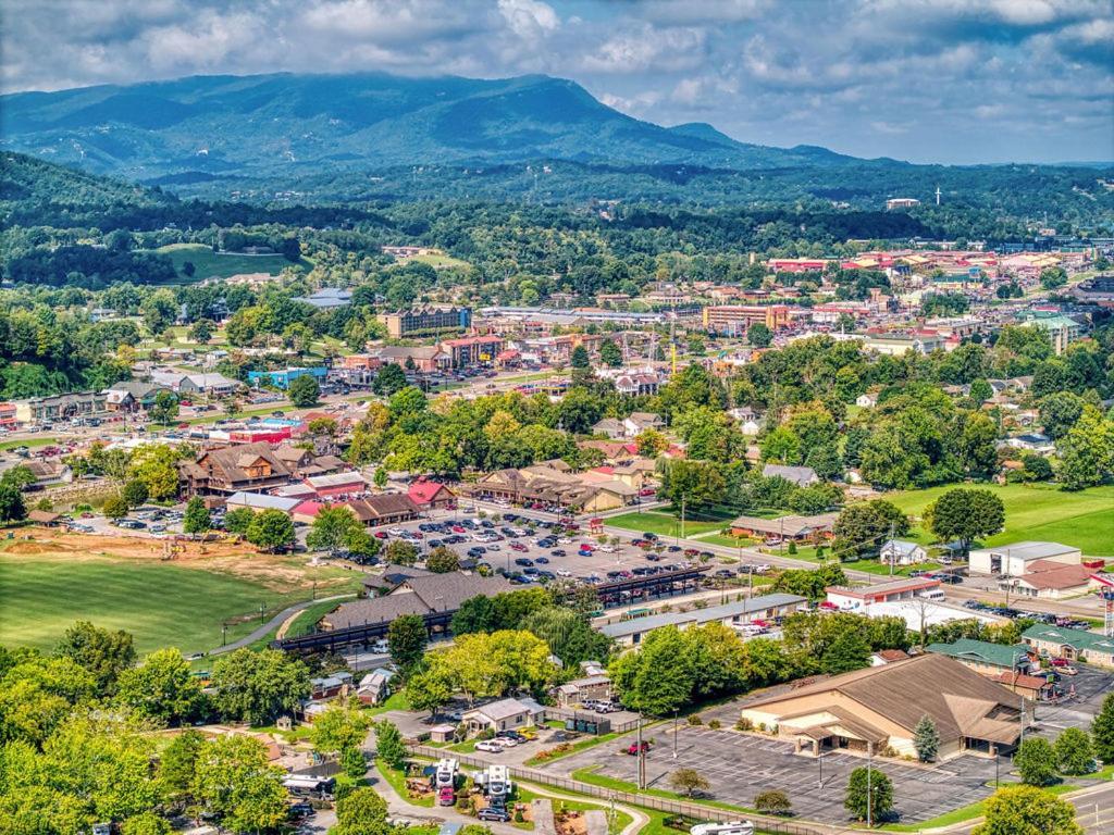 A Stones Throw, You Get 1089 Free Attraction Tickets Per Paid Day, Dollywood And Much More! Pigeon Forge Kültér fotó